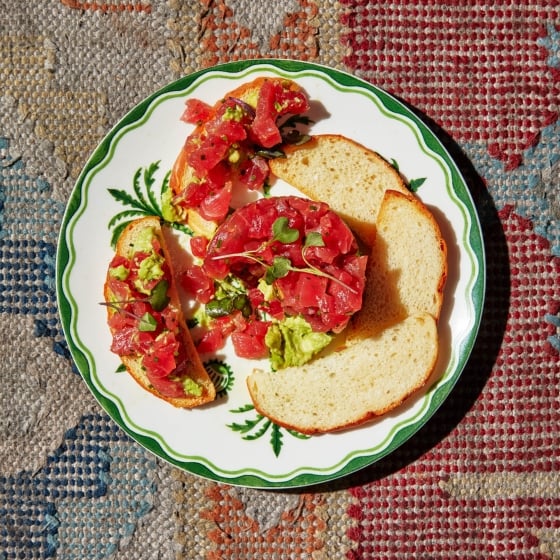 Tuna tartar with croustinis.